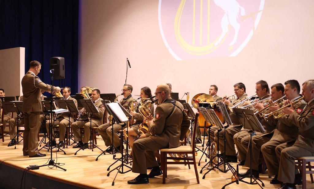 Orkiestra Wojskowa z Lublina,  na scenie kilkudziesięciu muzyków z instrumentami