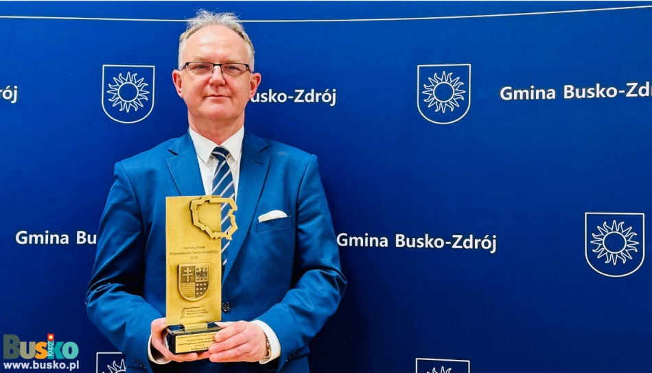 Burmistrz-trzyma-statuetkę Burmistrz-trzyma-statuetkę