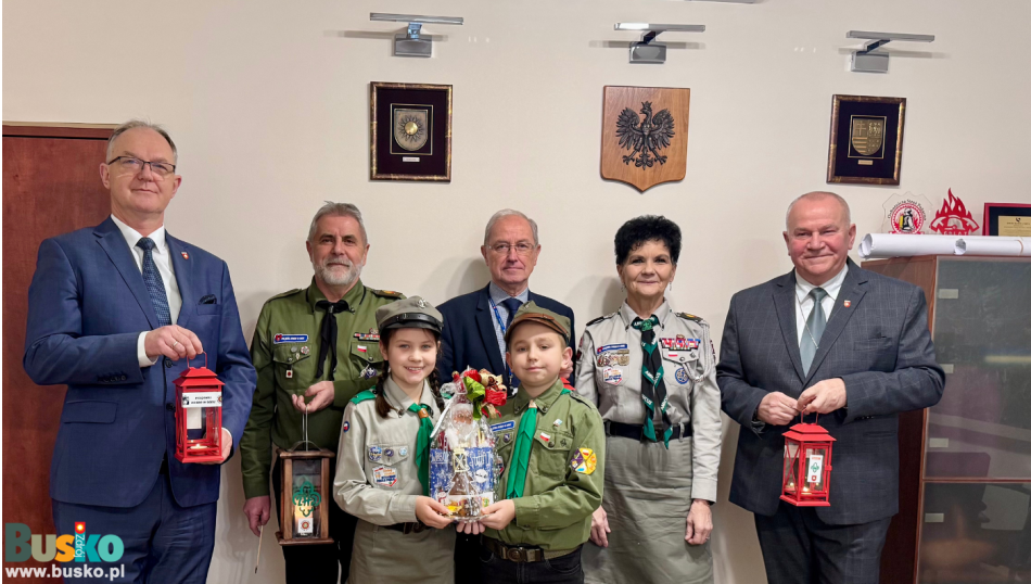 Na zdjęciu od lewej: mężczyzna trzymający lampion, dwoje dzieci za nimi dwóch mężczyn, kobieta i mężczyzna trzymający lampion 