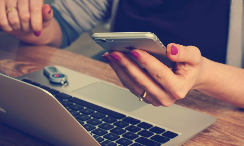 grafika przedstawia kobietę pracującą przy laptopie