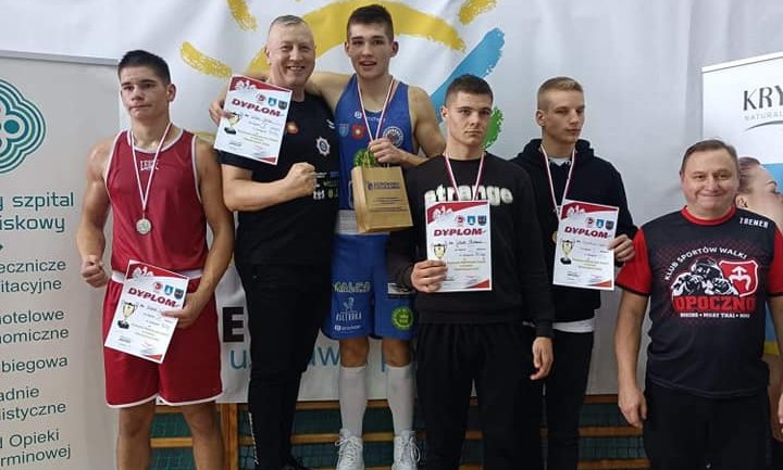 młodzi pięściarze stojący na podium