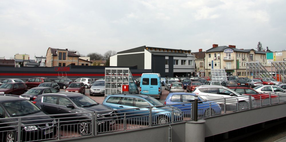 Parking nad halą targową oblegany!