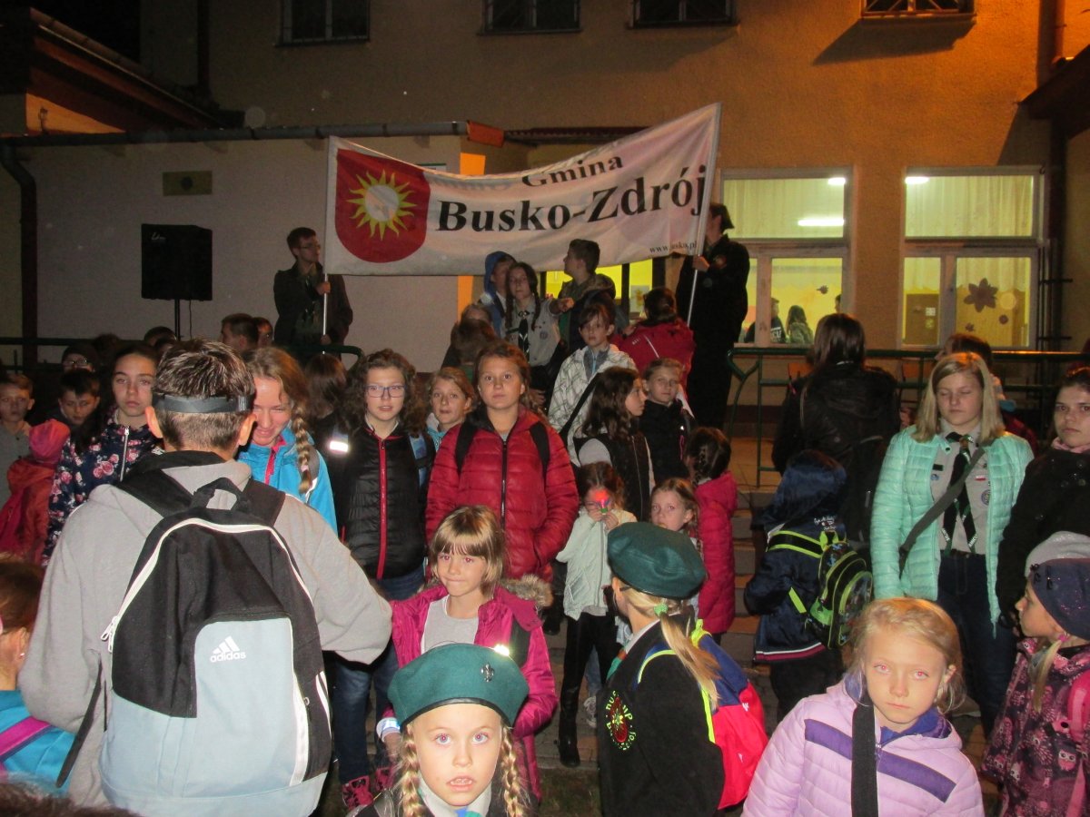 Harcerze na pieszym rajdzie