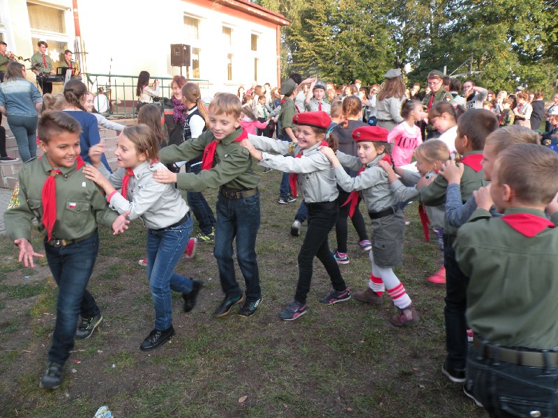 Harcerze na pieszym rajdzie