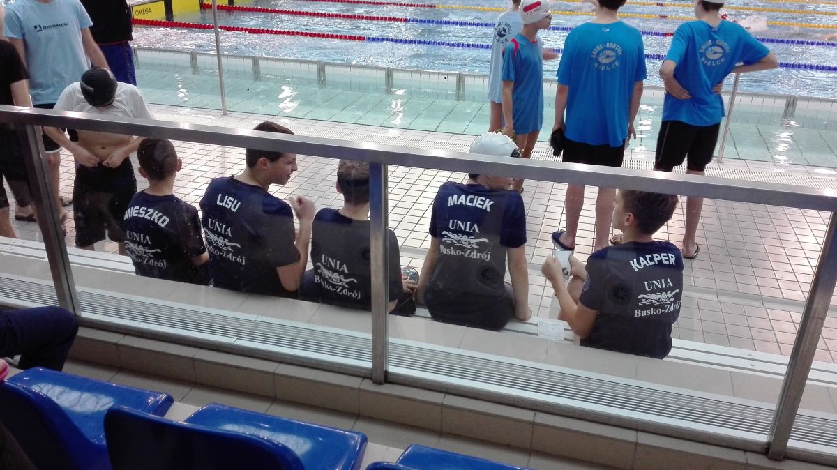 FINAŁ XVI EDYCJI DUŻEJ ŚWIĘTOKRZYSKIEJ LIGI PŁYWACKIEJ – DOBRE ZAKOŃCZENIE ROZGRYWEK DLA UNII BUSKO – ZDRÓJ