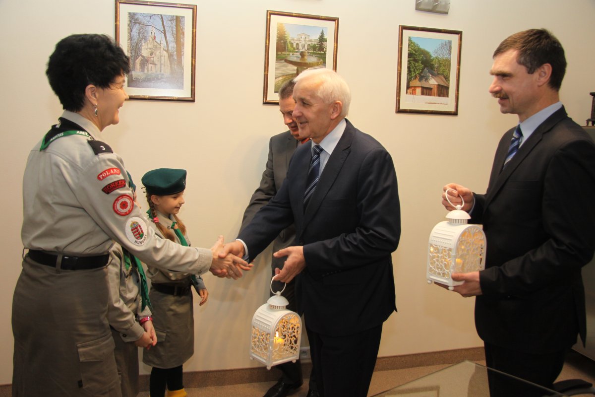 Betlejemskie Światełko w ratuszu