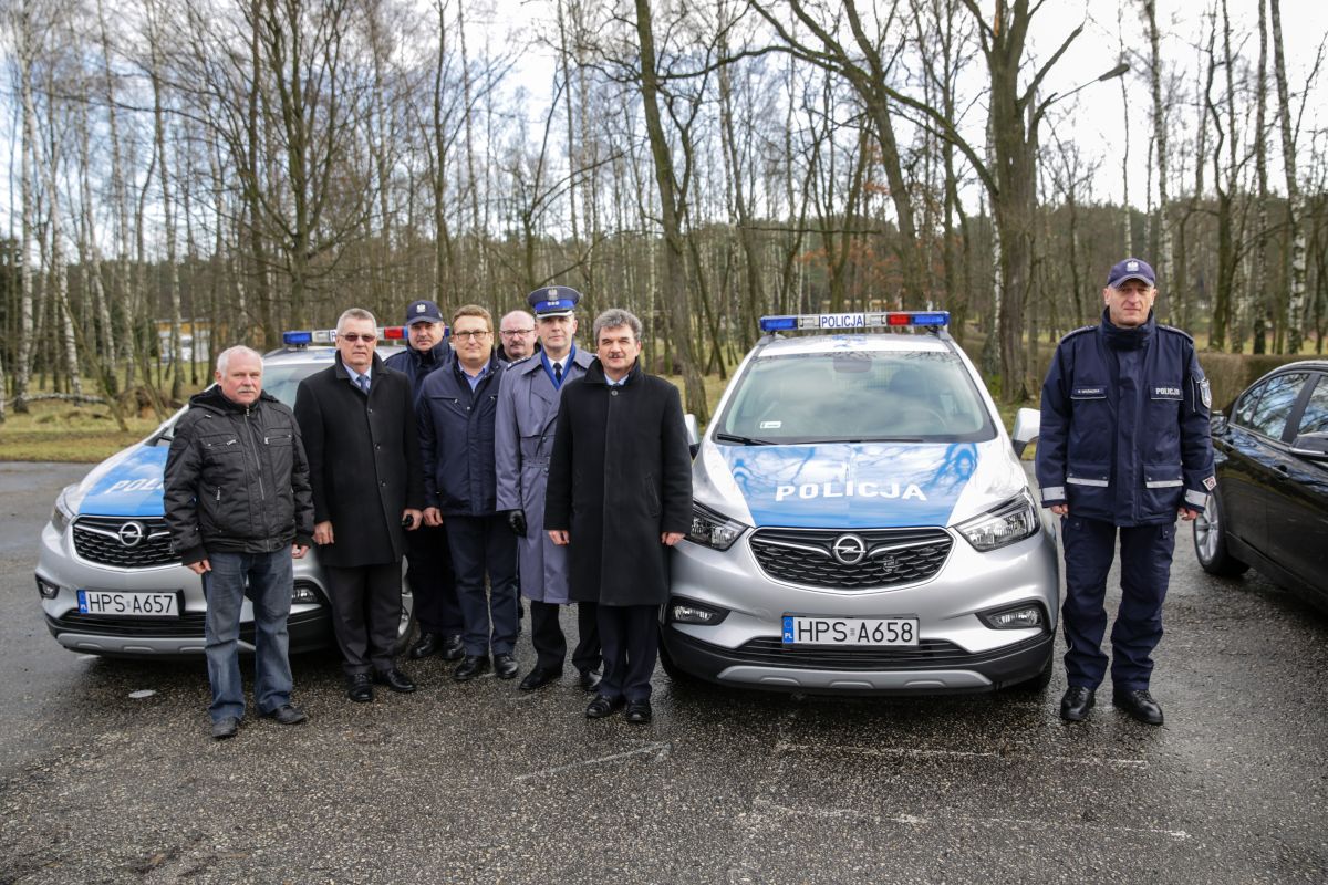 Radiowozy dla buskich policjantów.