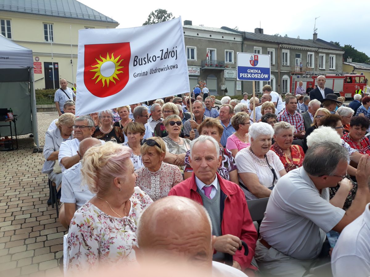 Seniorzy z Buska-Zdroju promowali gminę w Chęcinach