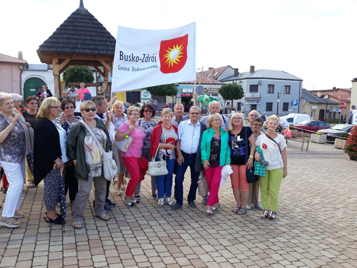 Seniorzy z Buska-Zdroju promowali gminę w Chęcinach