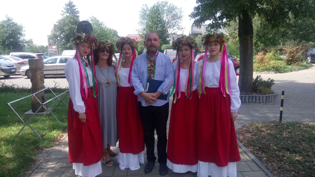 Dziś prezentujemy efekty wypracowane na warsztatach  wicia tradycyjnego wieńca dożynkowego.