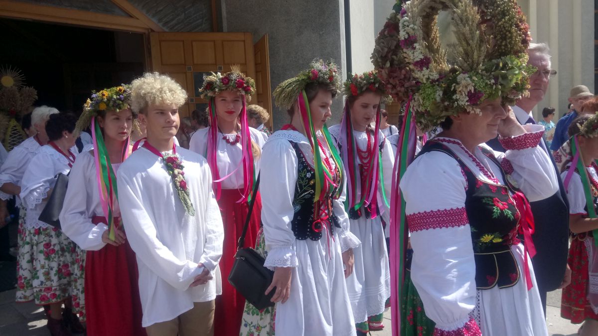 Dziś prezentujemy efekty wypracowane na warsztatach  wicia tradycyjnego wieńca dożynkowego.