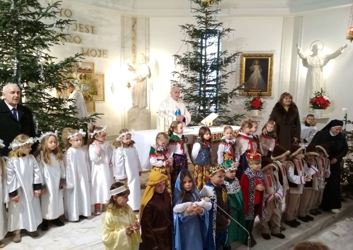 Mali aktorzy w jasełkowym przedstawieniu
