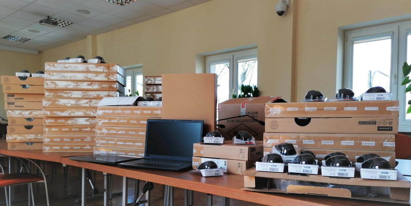 Komputery dla uczniów i nauczycieli z buskich podstawówek