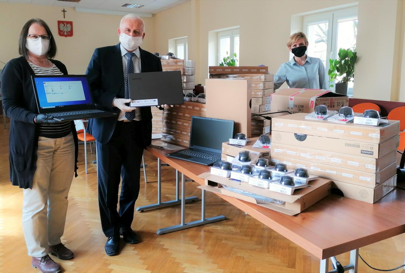 Komputery dla uczniów i nauczycieli z buskich podstawówek