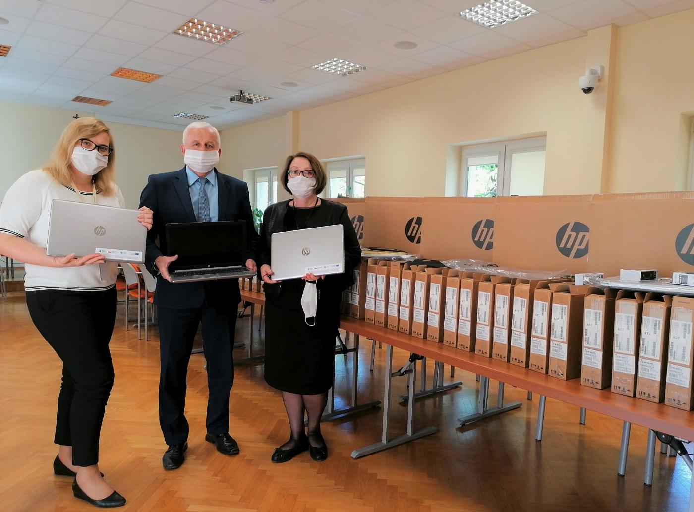 Kolejne laptopy dla uczniów