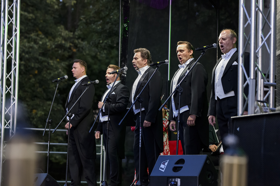 Zdjęcie przedstawia występ pięciu tenorów 