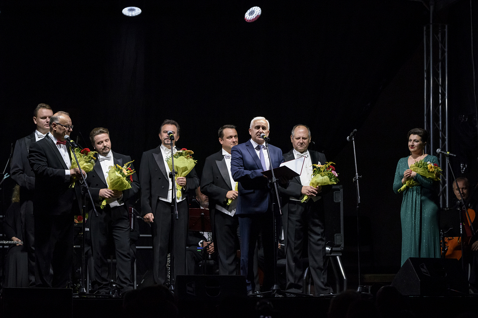 Zdjęcie przedstawia przemawiającego Burmistrza Miasta i Gminy Busko-Zdrój, organizatora festiwalu, dyrektor BSCK oraz tenorów występujących podczas XXVI Międzynarodowego Festiwalu im. Krystyny Jamroz. 