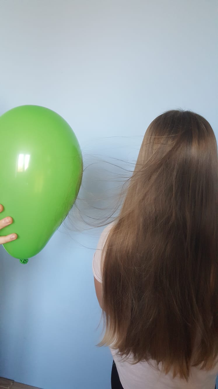 Elektryzowanie ciał przez pocieranie (balon i włosy)