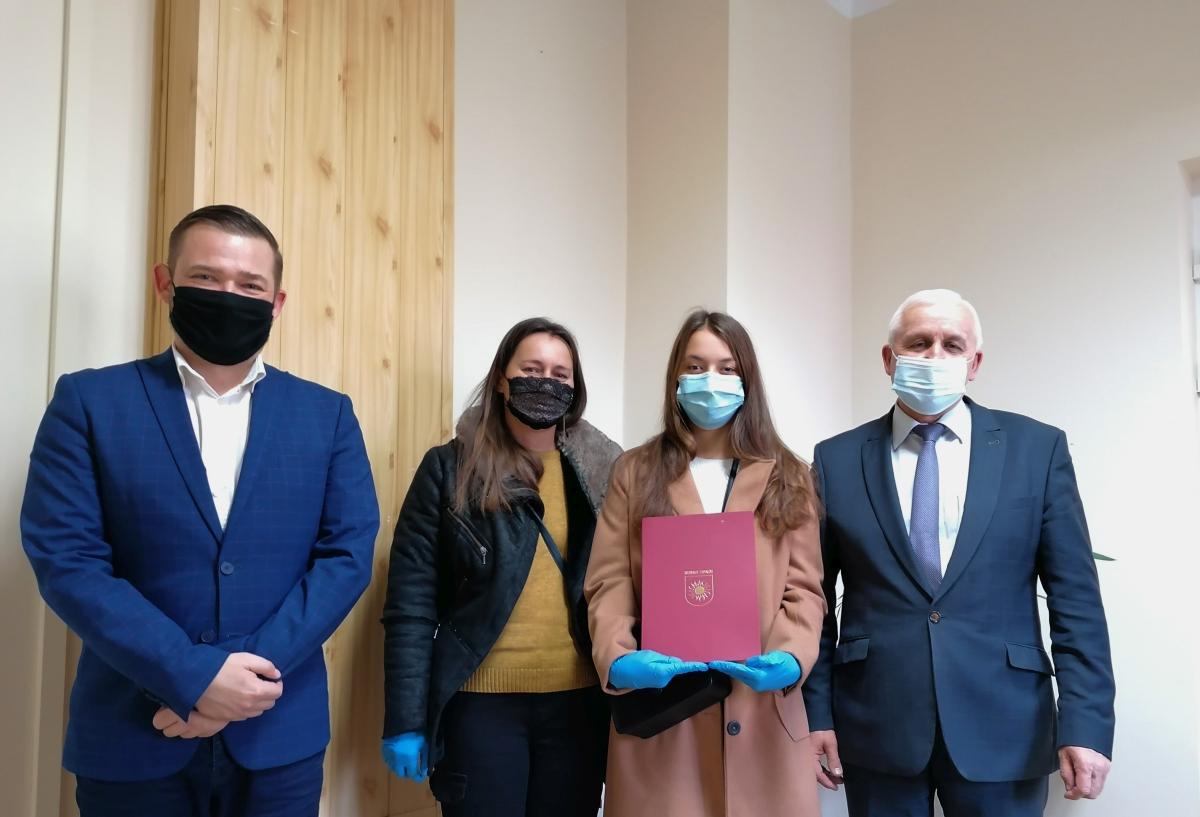 Zdjęcie przedstawia Burmistrza Miasta i Gminy Busko-Zdrój Waldemara Sikorę, Z-cę Burmistrza Miasta i Gminy Busku-Zdrój Michała Marońskiego, Stypendystkę oraz jej mamę.