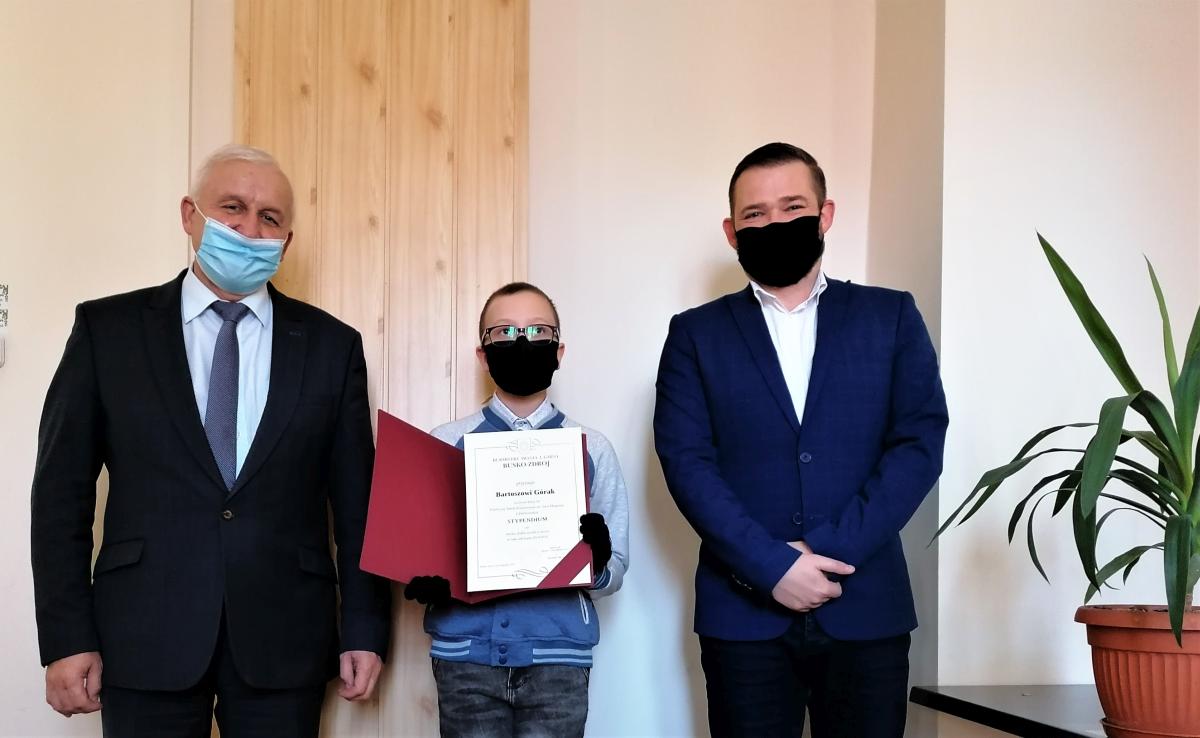 Zdjęcie przedstawia Burmistrza Miasta i Gminy Busko-Zdrój Waldemara Sikorę, Z-cę Burmistrza Miasta i Gminy Busku-Zdrój Michała Marońskiego oraz Stypendystę.