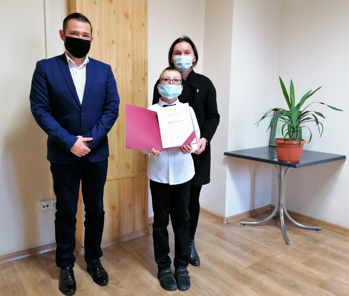 Zdjęcie przedstawia  Z-cę Burmistrza Miasta i Gminy Busku-Zdrój Michała Marońskiego, Stypendystę  oraz jego mamę. 
