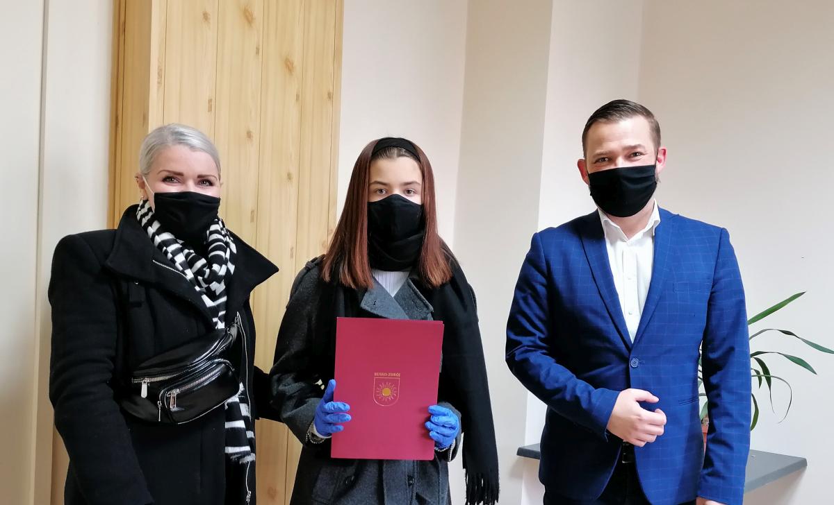 Zdjęcie przedstawia  Z-cę Burmistrza Miasta i Gminy Busku-Zdrój Michała Marońskiego, Stypendystkę oraz jej mamę.