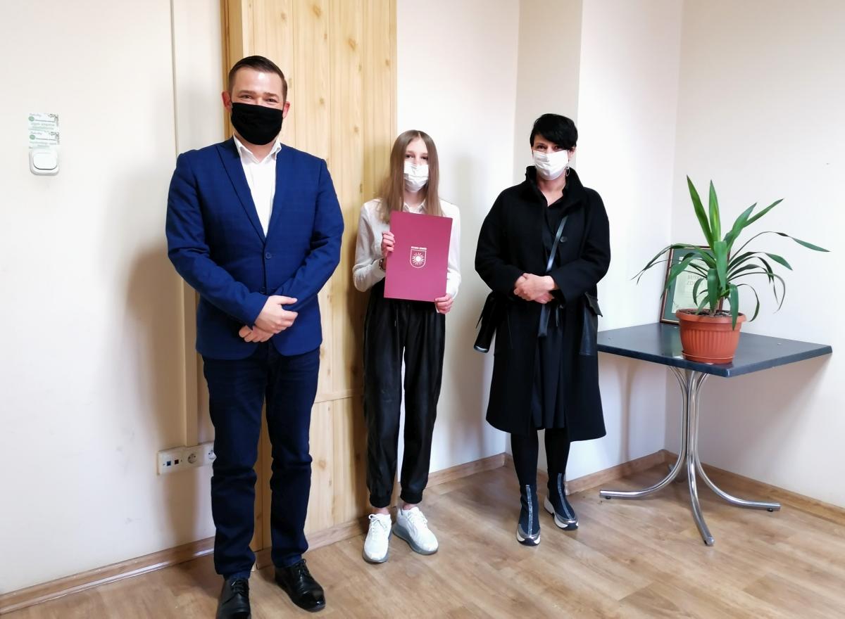 Zdjęcie przedstawia  Z-cę Burmistrza Miasta i Gminy Busku-Zdrój Michała Marońskiego, Stypendystkę  oraz jej mamę.