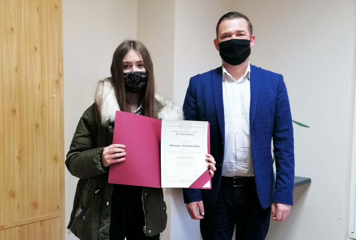 Zdjęcie przedstawia  Z-cę Burmistrza Miasta i Gminy Busku-Zdrój Michała Marońskiego, oraz Stypendystkę. 