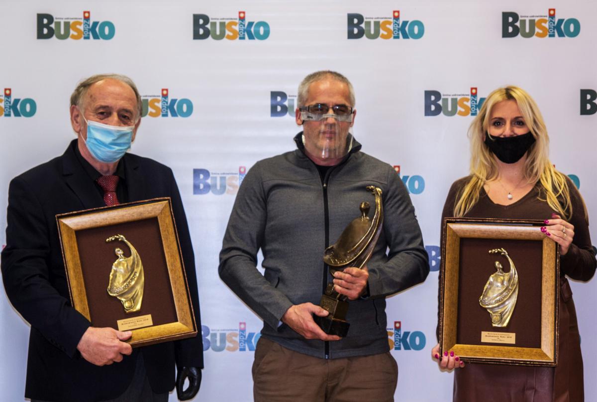 Zdjęcie przedstawia Zdzisława Dudka trzymającego wyróżnienie w plebiscycie ,,Buskowianin Roku 2019”, Valerjana Romanovskiego trzymającego statuetkę ,,Buskowianina Roku 2019”, Sylwanę Mazur trzymającą wyróżnienie w plebiscycie ,,,Buskowianin 2019”