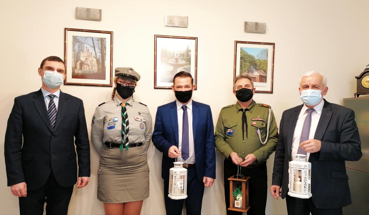 Zdjęcie przedstawia Włodarzy Miasta i Gminy Busko-Zdrój oraz przedstawicieli Hufca ZHP Busko-Zdrój. 