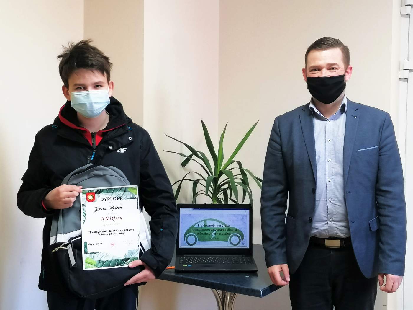 Zdjęcie przedstawia Laureata Konkursu trzymającego dyprom oraz  Z-cę Burmistrza Michała Marońskiego
