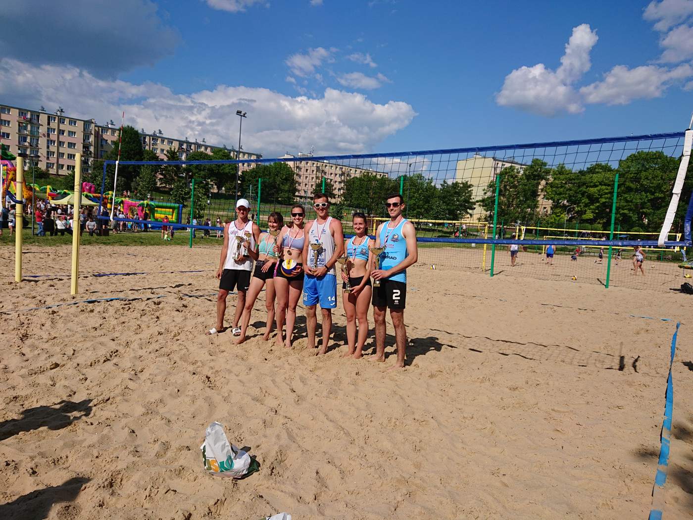 Na zdjęciu widoczne są trzy pierwsze drużyny nagrodzone w III Turnieju Par Mieszanych „BOSiR Arena Cup”