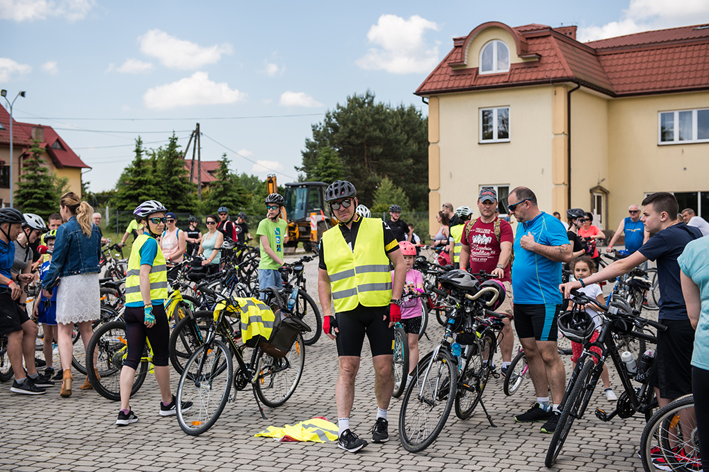 Zdjęcia przedstawiają uczestyników rajdu ,,Rowerem przez Busko-Zdrój", który odbył sie 6.06.2021r. 