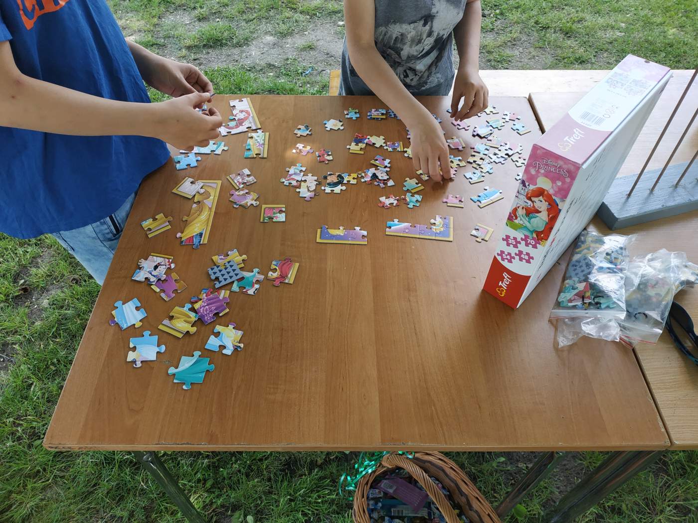 Na zdjęciu widoczne są dzieci układające puzzle na stanowisku z animacjami. 