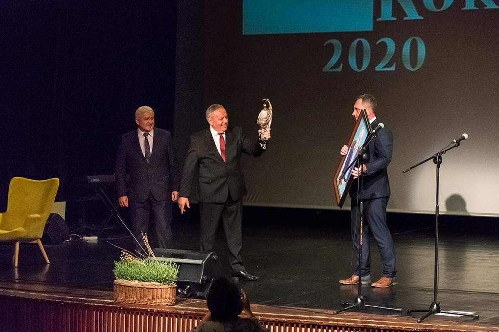Zdjęcie przedstawia Buskowianina Roku 2020 Jarosława Zatorskiego trzymającego statuetkę ,,Siewcy", Burmistrza Miasta i Gminy Busko-Zdrój Waldemara Sikorę oraz Przewodniczącego Rady Miejskiej Roberta Burchana na scenie Buskiego Samorządowego Centrum Kultury