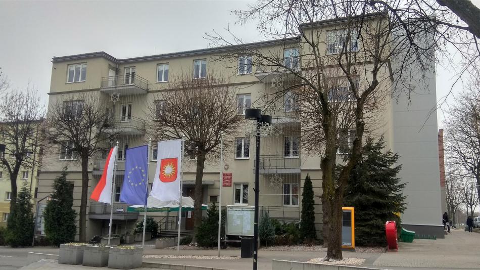 Fotografia przedstawia elewację frontową UMiG Busko-Zdrój. Zdjęcie wykonane w dn. 9.12.2021