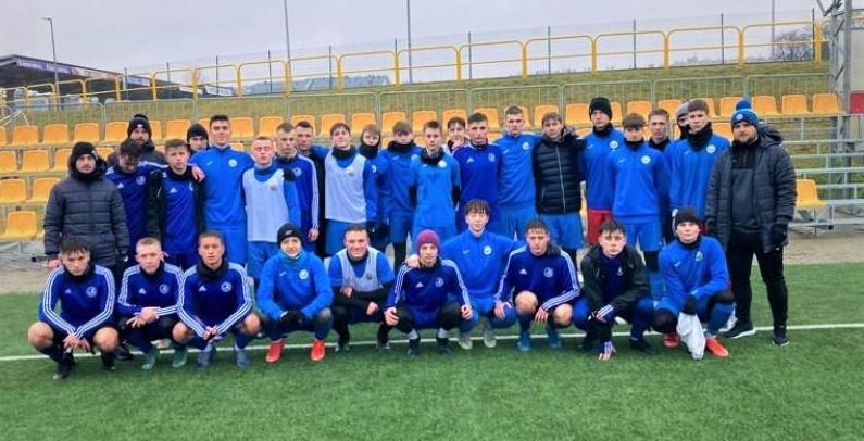 Zdjęcie przedstawia drużynę Hutnik Kraków podczas obozu na Stadionie Miejskim