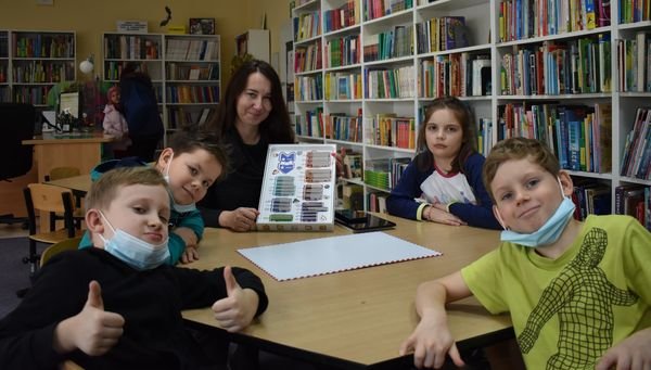 Na zdjęciu dzieci uczestniczące w zajęciach feryjnych w Miejsko-Gminnej Bibliotece Publicznej w Busku-Zdroju