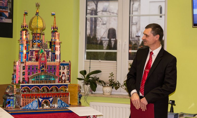 Tomasz Mierzwa podczas otwarcia wystawy szopek krakowskich