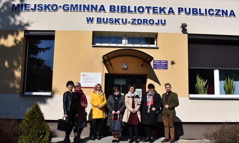 Uczestnicy spotkania przed budynkiem biblioteki