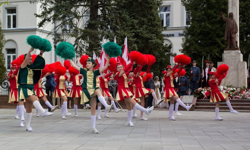 Mażoretki podczas uroczystości Święta 3 Maja