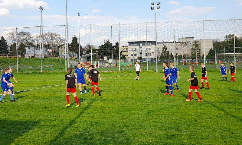 Zdjęcie zawodników podczas walki o piłkę w trakcie meczu AKS 1947 Busko-Zdrój vs Football Academy Busko-Zdrój 