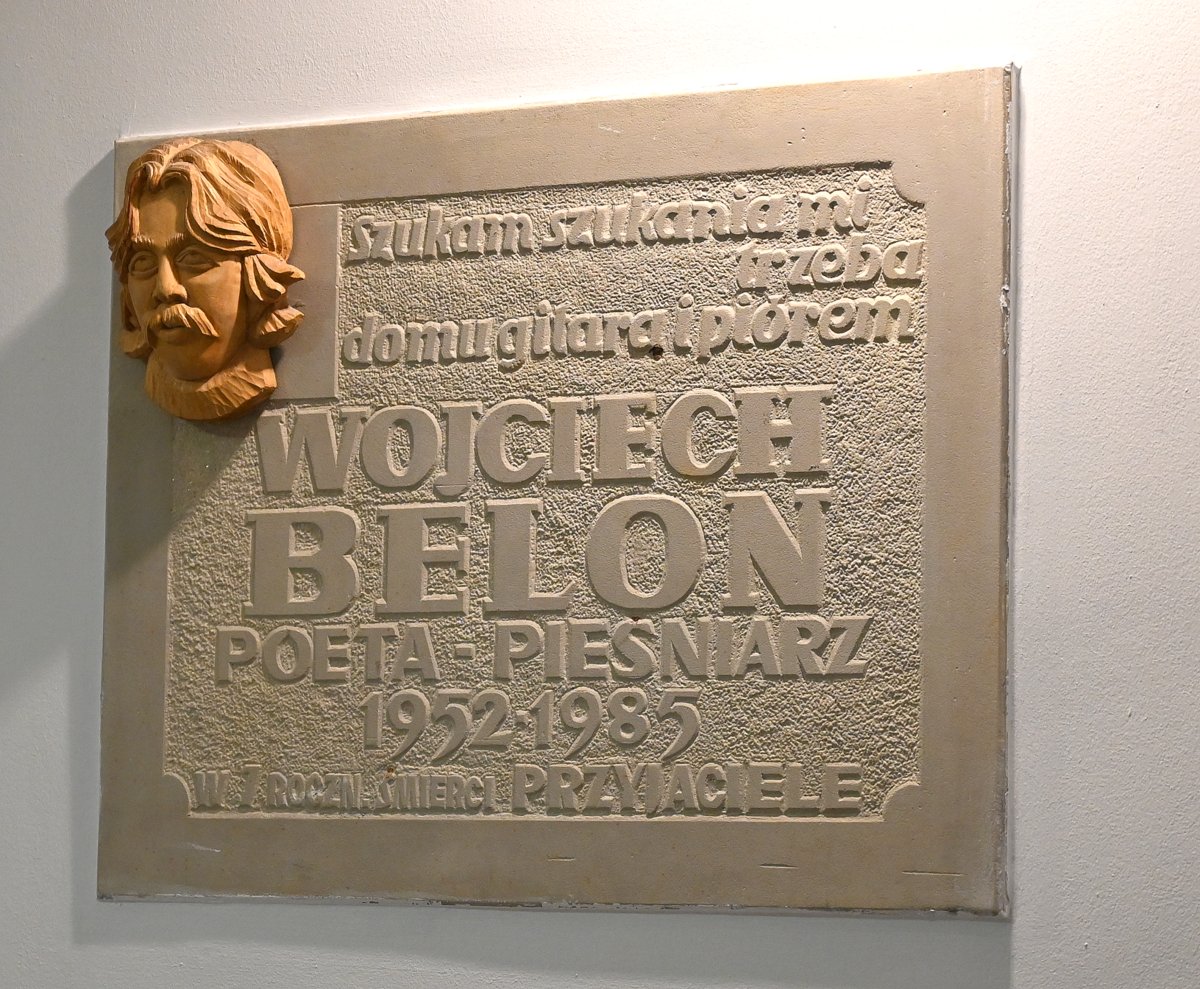 tablica pamiątkowa w BSCK poświęcona Wojtkowi Belonowi