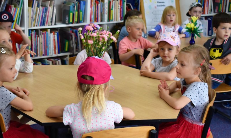 Przedszkolaki podczas zajęć bibliotecznych