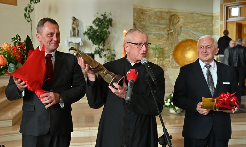 laureat buskowianina roku 2021 ksiądz Marek Podyma w towarzystwie burmistrza W. Sikory i przewodniczącego rady miejskiej R. Burchana