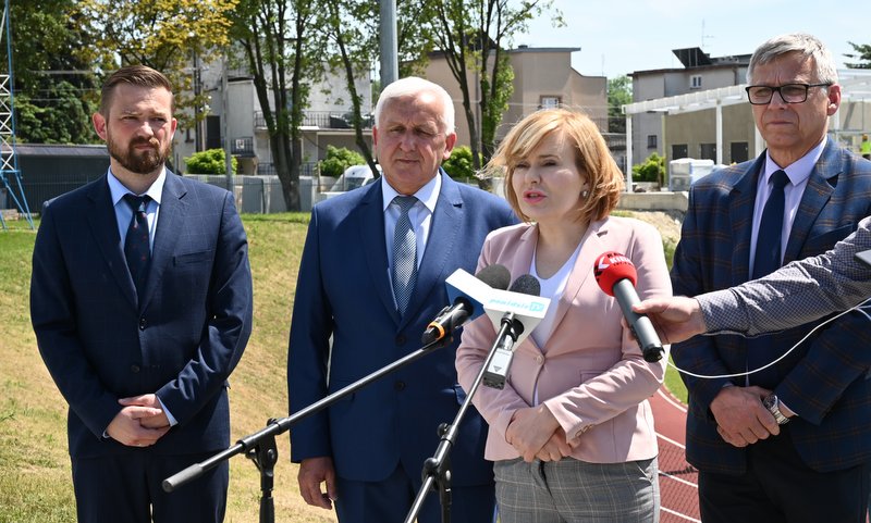 konferencja prasowa minister Anny Krupki na terenie buskiego stadionu