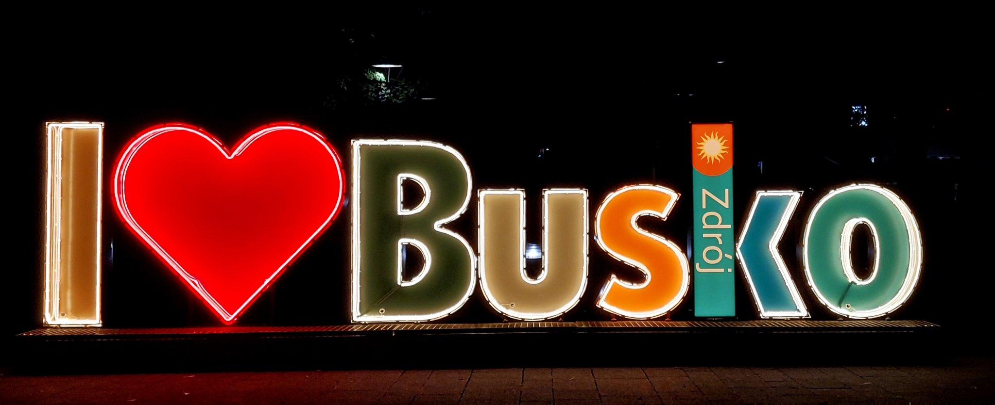 napis Busko z iluminacja na alei MIckiewcza