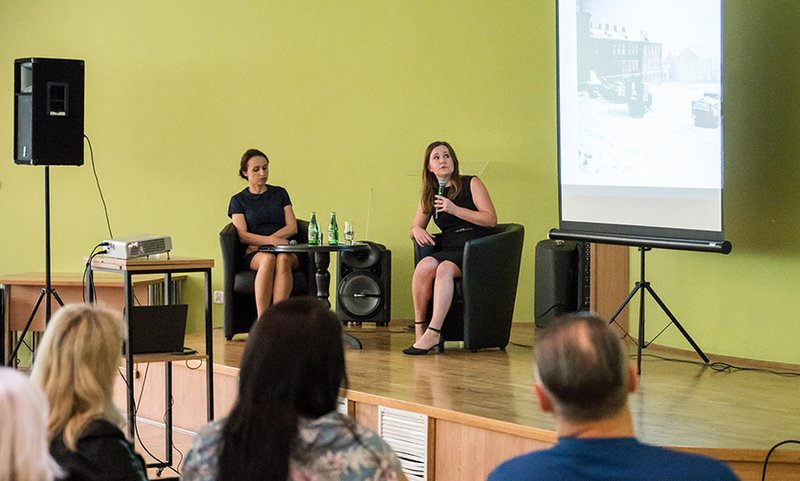 prelekcja historyka nt. zbrodni w lesie Wełeckim