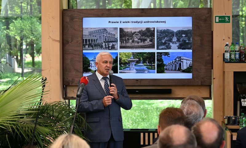 Burmistrz Waldemar Sikora podczas inauguracji sezonu turystycznego