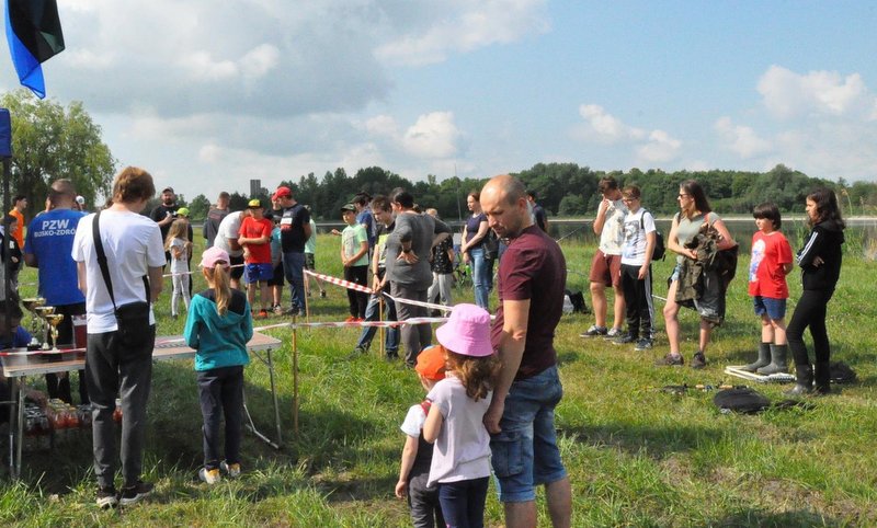 Uczestnicy otwartego konkursu wędkarskiego "Przywitanie Lata" podczas prezentacji